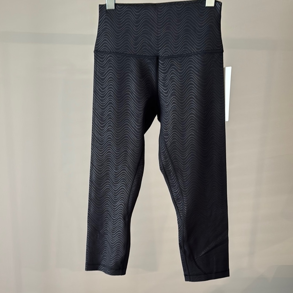 Lululemon size 8 Black patterned High-Waisted 21” crop Emboss Leggings